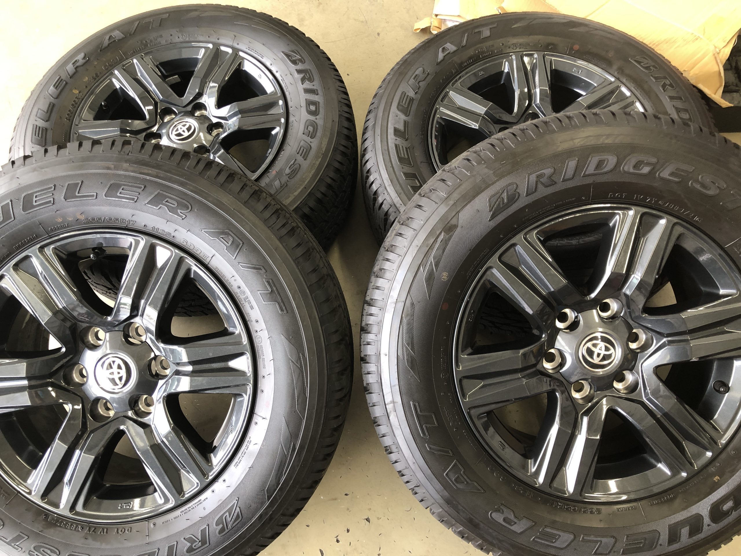 ホイールはハイラックス純正ホイール　265/65r17 スタッドレス