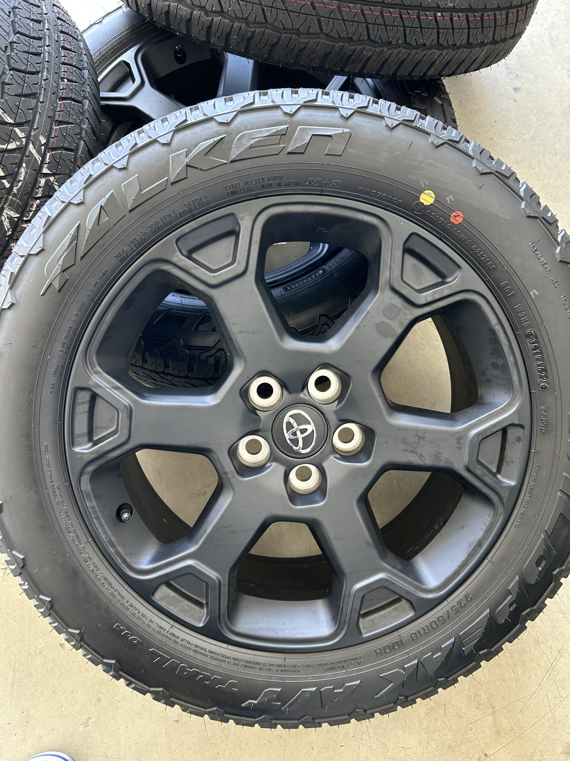 PCD1143新車外し トヨタ RAV4 オフロードパッケージ 純正 225/60R18