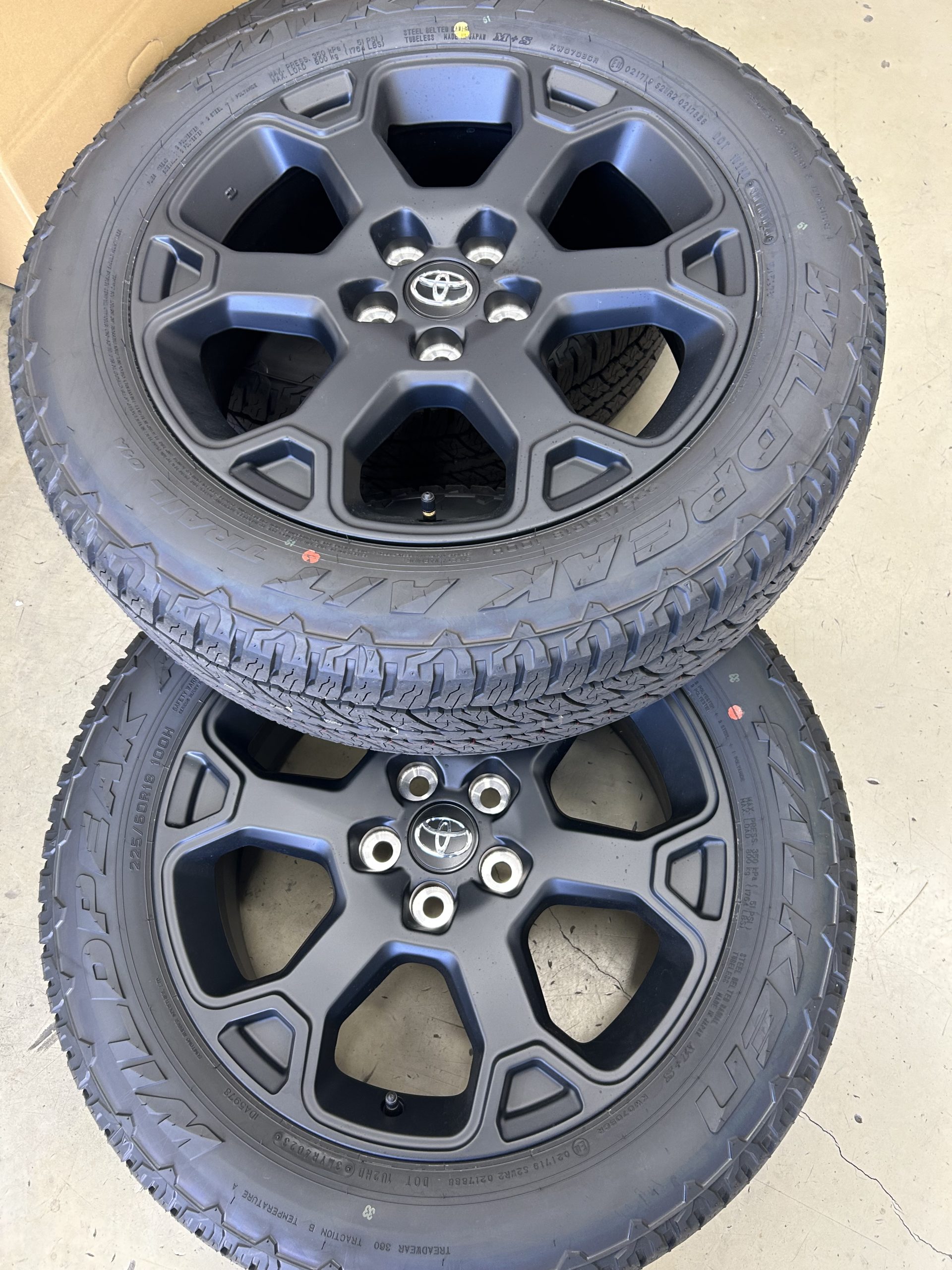 独創的 RAV4 新車外し ほぼ新品 225/60R18 タイヤ - powertee.com